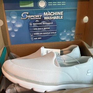 NWT SKETCHERS WHITE